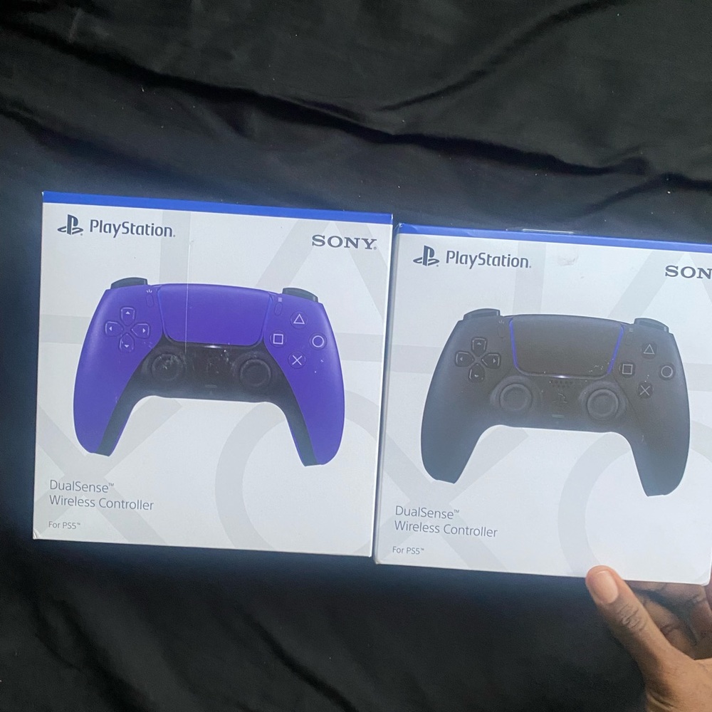 2 Ps5 controllers